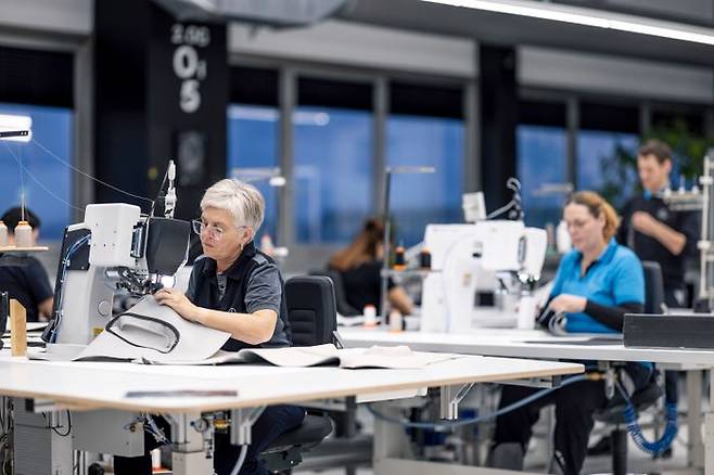 마누팍투어 스튜디오 전문가들이 덮개를 씌우고 자르고 자수하거나 재봉하고 있다. ⓒ메르세데스-벤츠