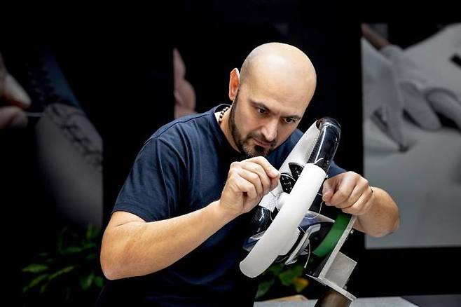 마누팍투어 스튜디오 전문가가 덮개를 씌우고 자르고 자수하거나 재봉하고 있다. ⓒ메르세데스-벤츠