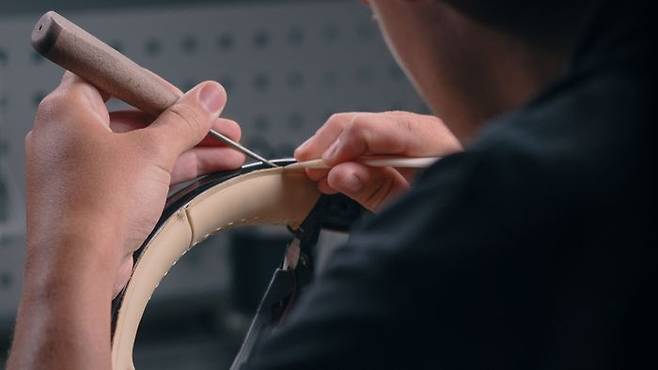 마누팍투어 스튜디오 전문가가 덮개를 씌우고 자르고 자수하거나 재봉하고 있다. ⓒ메르세데스-벤츠