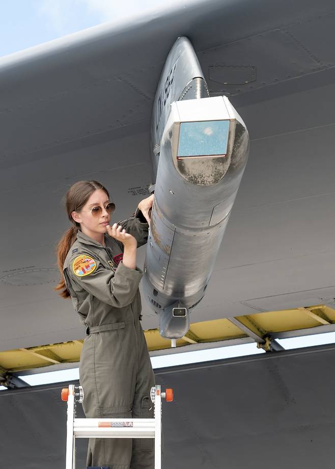 미 공군의 크리스틴 피트 대위가 지난달 29일(현지시간) 괌 앤더슨 기지에서  B-52 폭격기의 비행 임무에 앞서 기체의 무장 정비 시스템을 점검하고 있다. 미 태평양공군사령부 홈페이지