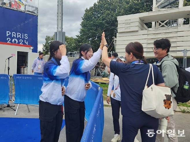 박성현이 지난해 파리올림픽에서 임시현과 하이파이브를 하고 있다. 이헌재 기자