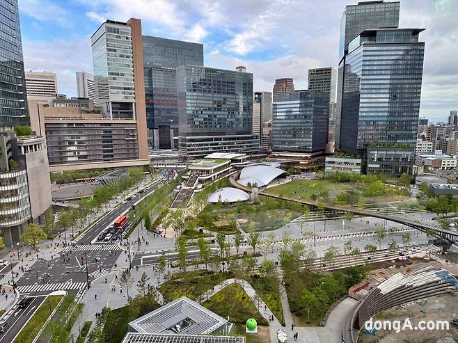 캐노피 바이 힐튼 오사카 우메다 객실에서 내려다본 전경.