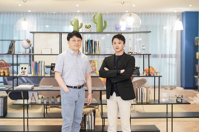 정지궤도 기상위성의 고빈도 복사·기상 자료를 인공지능(AI)에 학습시켜 총일차생산량을 1시간 단위로 추정하는 모델을 개발한 울산과학기술원(UNIST) 연구진. 왼쪽부터 임정호 교수, 배세정 연구진. UNIST&nbsp;제공