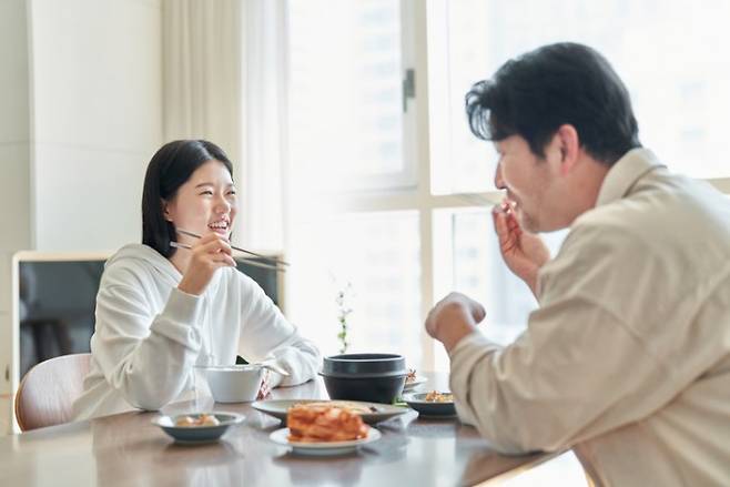 아버지의 10대 식습관이 자녀 식생활에 영향을 준다는 연구 결과가 나왔다. 부녀가 식사하는 모습을 나타낸 이미지. 게티이미지뱅크 제공