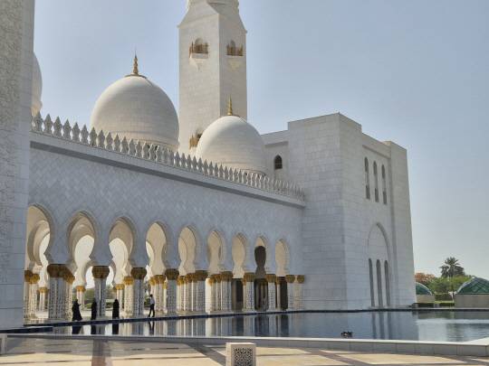 그랜드 모스크 옆에 조성된 거울 연못에는 모스크의 순백 외벽이 반사되고 있다. 사진=강승구 기자