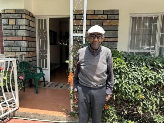 지난 29일(현지시간) 에티오피아 수도 아디스아바바의 자택 앞에서 스테파노스 게브레메스켈 이마므 한국전 참전용사협회장이 인터뷰에 앞서 기념촬영을 하고 있다. [연합뉴스]