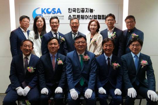 지난 5월 30일 KOSA 서울 송파구 본원에서 열린 새 명칭 현판식에서 서성일(왼쪽 아래부터 반시계방향으로) KOSA 부회장, 강도현 과기정통부 2차관, 조준희 KOSA 회장, 장인수 이노룰스 대표, 이주완 메가존클라우드 의장, 최강민 KOSA 사무국장, 배경훈 LG AI연구원장, 박연정 KOSA 전무, 강용성 와이즈넛 대표, 정상원 이스트소프트 대표, 박승애 지란지교소프트 대표, 김국현 과기정통부 SW산업과장이 기념촬영하고 있다. KOSA 제공
