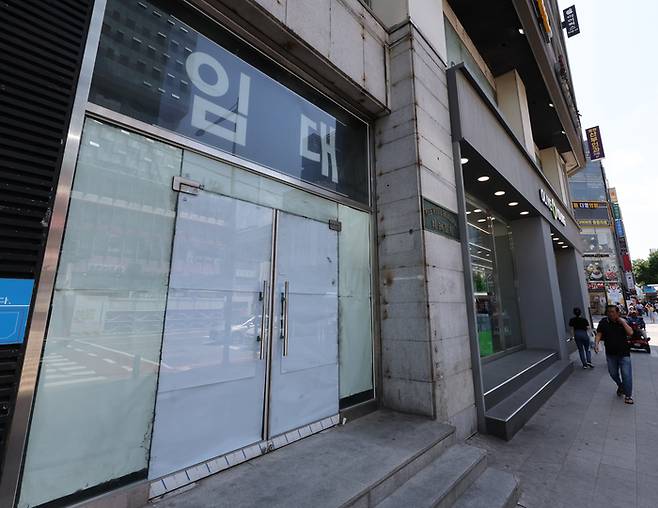 임대 안내문     (서울=연합뉴스) 서명곤 기자 = 22일 서울 시내 한 건물에 임대 안내문이 붙어있다. 올해 1분기 국내 경기 위축으로 술집과 숙박업 소상공인 매출이 1년 전보다 10% 넘게 꺾인 것으로 나타났다. 지난 몇 년간 고금리가 이어진 가운데 개인사업자 대출이 있는 사업장 약 362만개 중 50만개는 폐업 상태인 것으로 조사됐다. 2025.5.22 seephoto@yna.co.kr