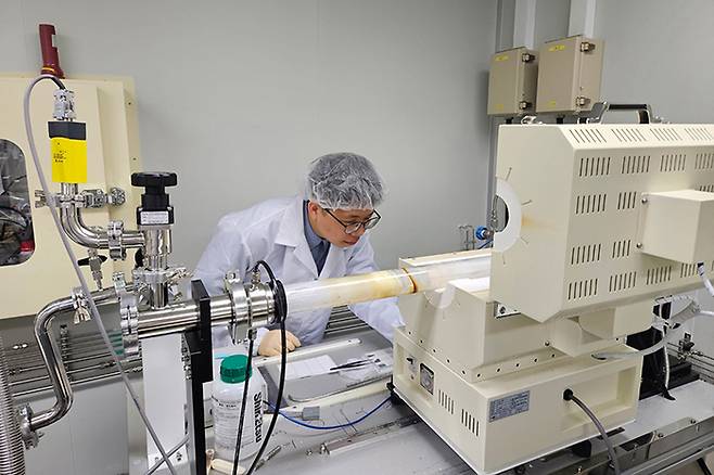 서동범 박사후연구원이 유기화학 기상증착 (MOCVD) 장비를 조작하고 있다