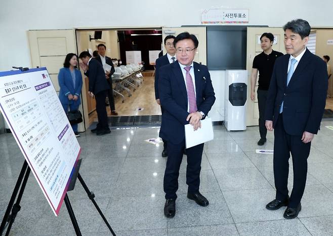 이주호 대통령 권한대행 부총리 겸 교육부 장관(오른쪽)이 5월 28일 서울 종로구 종로1·2·3·4가동 주민센터 사전투표소를 찾아 관계자로부터 선거추진 상황을 보고받고 있다. 대통령실통신사진기자단
