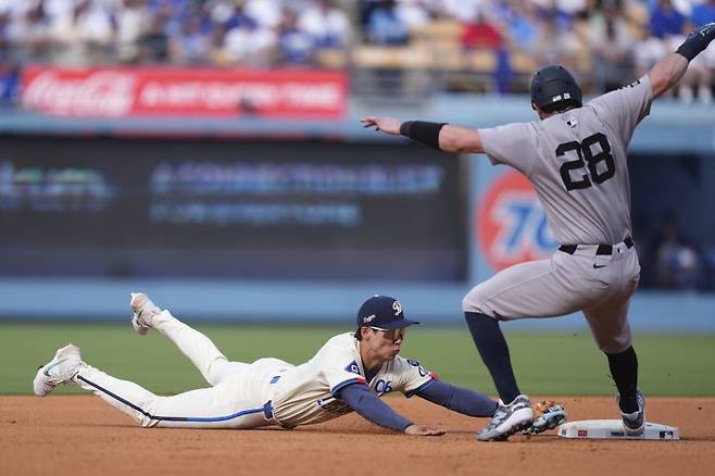 미국 메이저리그 LA 다저스의 김혜성이 1일(한국 시간) 미 캘리포니아주 로스앤젤레스에서 열린 뉴욕 양키스와의 2025 MLB 경기 3회초 상대 오스틴 웰스를 포스아웃 시키고 있다.뉴시스