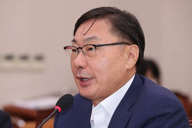 이화영 전 경기도평화부지사가 지난 2024년 10월2일 오전 서울 여의도 국회 법제사법위원회 전체회의장에서 열린 박상용 수원지검 부부장검사 탄핵소추사건 조사 청문회에 출석해 정청래 위원장의 질의에 답하고 있다. /사진=뉴스1