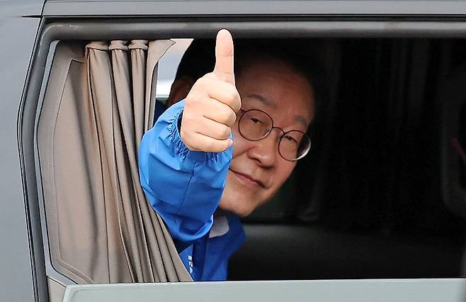 이재명 더불어민주당 대선후보가 지난달 31일 오후 세종시 나성동 나무그늘광장에서 열린 유세를 마친 뒤 차량에 타 엄지를 들어 보이고 있다. 사진=뉴시스