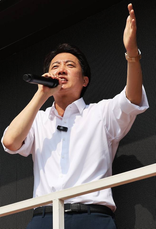 이준석 개혁신당 대선 후보가 1일 자신의 지역구인 경기 화성시 관내 동탄호수공원에서 열린 유세에서 미래 리더십을 선택해달라면서 한 표를 호소하고 있다. 연합뉴스