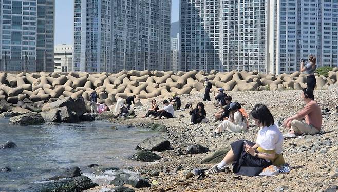 지난달 30일 오후 부산 해운대 더베이 101에서 진행된 '요트 리트릿' 프로그램 현장. 참여자들이 고감도 녹음장비를 들고 자연의 소리를 유심히 들어보는 '사운드 워킹' 활동을 하고 있다.