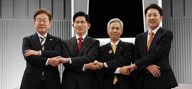 2025년 5월23일 서울 영등포구 한국방송(KBS) 본관 스튜디오에서 열린 중앙선거방송토론위원회 주관 제21대 대통령 선거 2차 후보자 토론회 시작에 앞서 대통령 후보들이 기념사진을 찍고 있다. 왼쪽부터 이재명 더불어민주당 후보, 김문수 국민의힘 후보, 권영국 민주노동당 후보, 이준석 개혁신당 후보. 국회사진기자단