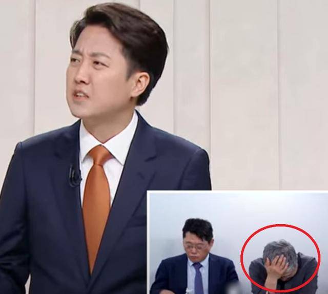 이준석 개혁신당 대선 후보가 지난달 27일 대선 후보 3차 TV 토론회에서 권영국 민주노동당 후보에게 질문을 하던 중, 여성 신체에 대한 성폭력 행위를 구체적으로 묘사하며 얼굴을 찡그리고 있다. 작은 사진 속 머리를 붙잡고 고개를 숙인 인물(빨간 원)은 정치평론가 장성철 공론센터 소장이다. 생중계 도중 여과없이 TV를 통해 전파된 이 후보의 해당 발언은 거센 비판을 받았다. 유튜브 '시사인' 채널 실시간 영상 화면 캡처