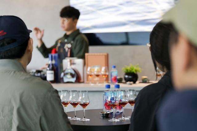 5월 23~25일 충북 진천의 한 캠핑장에서 열린 '2025 데스티네이션 디펜더' 행사 중 '코냑 테이스팅 클래스'가 한창이다. 플랫컴 제공