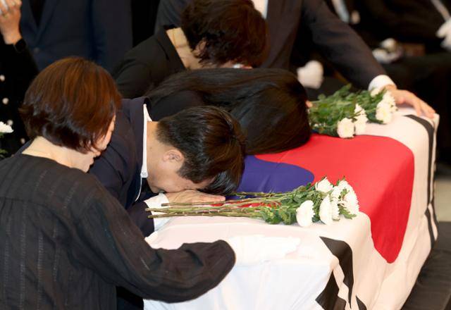 1일 경북 포항시 해군 항공사령부 강당에서 엄수된 '해군 P-3CK 917호기 순직자 영결식'에서 유족이 오열하고 있다. 포향=연합뉴스