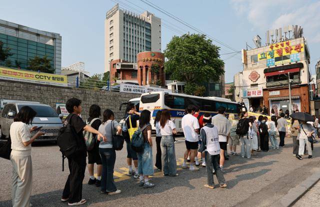 21대 대통령 선거 사전투표 둘째날인 5월 30일 서울 서대문구 신촌동 사전투표소에서 유권자들이 투표하기 위해 줄을 서고 있다. 연합뉴스