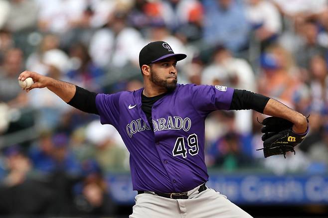 <yonhap photo-1692=""> NEW YORK, NEW YORK - MAY 31: Antonio Senzatela #49 of the Colorado Rockies pitches during the first inning against the New York Mets at Citi Field on May 31, 2025 in the Queens borough of New York City. Sarah Stier/Getty Images/AFP (Photo by Sarah Stier / GETTY IMAGES NORTH AMERICA / Getty Images via AFP)/2025-06-01 06:10:43/ <저작권자 ⓒ 1980-2025 ㈜연합뉴스. 무단 전재 재배포 금지, AI 학습 및 활용 금지></yonhap>