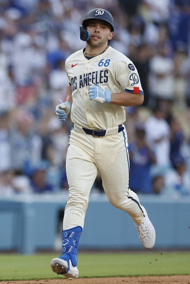 <yonhap photo-4001="">1일(한국시간) 뉴욕 양키스와의 홈 경기에서 MLB 통산 첫 홈런을 때려낸 달튼 러싱. [AFP=연합뉴스]</yonhap>