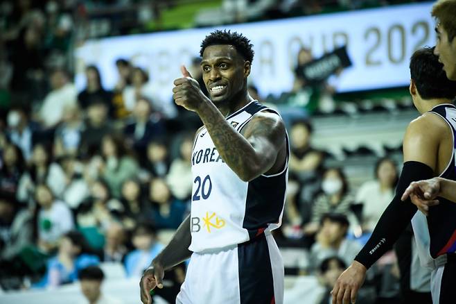 지난해 원주체육관에서 열린 한국과 태국의 2025 FIBA 아시아컵 예선 조별리그 A조 2차전. 득점 후 환호하는 라건아. 사진=FIBA