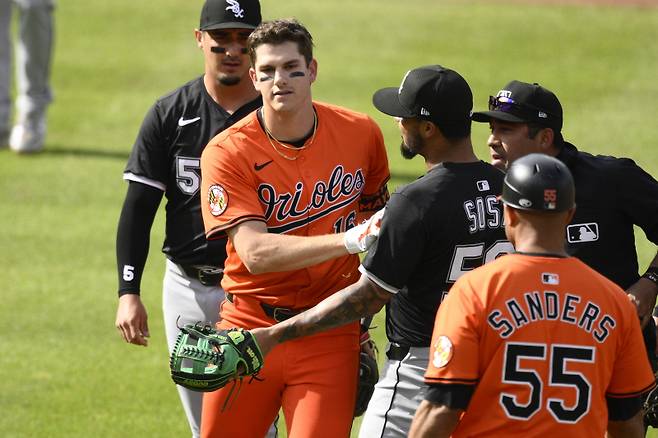 <yonhap photo-1884=""> Baltimore Orioles' Coby Mayo, front left, pushes Chicago White Sox second baseman Lenyn Sosa (50) after he was tagged out in a rundown during the fourth inning of a baseball game, Saturday, May 31, 2025, in Baltimore. (AP Photo/Nick Wass)/2025-06-01 06:22:06/ <저작권자 ⓒ 1980-2025 ㈜연합뉴스. 무단 전재 재배포 금지, AI 학습 및 활용 금지></yonhap>