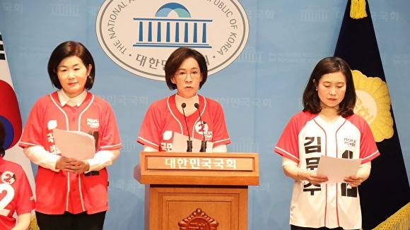 이인선 의원(가운데)이 국회소통관에서 기자회견을 갖고 있다 [사진=이인선 페이스북캡처]