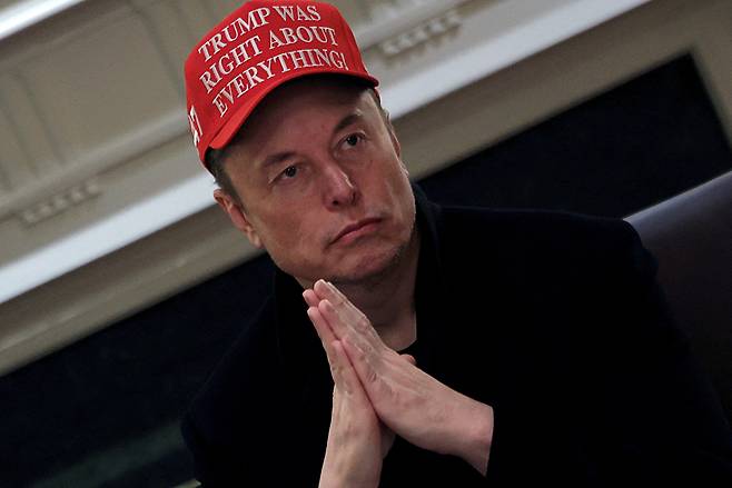 일론 머스크 테슬라 최고경영자(CEO)가 지난달 24일(현지시간) "트럼프는 모든 것에 옳았다!"는 문구가 적힌 모자를 쓰고 백악관 내각 회의에 참석하고 있다. [사진=로이터/연합뉴스]