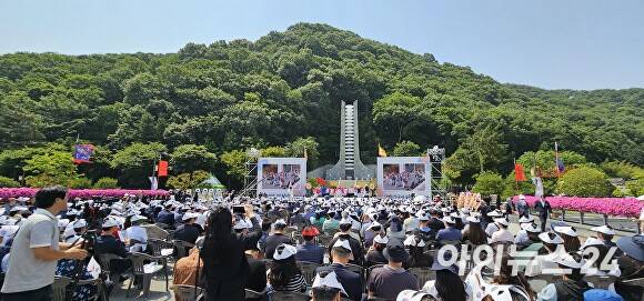 '제15회 의병의날' 국가기념식이 1일 경남 의령군 충익사 일원 홍의장군 곽재우와 휘하 17장령들의 위훈을 기리는 의병탑 앞에서 800여명이 참석한 가운데 성대하게 열리고 있다. [사진=임승제 기자]