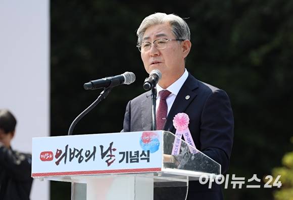 오태완 경남 의령군수가 1일 '제15회 의병의날' 기념식에서 환영사를 하고 있다. [사진=임승제 기자]