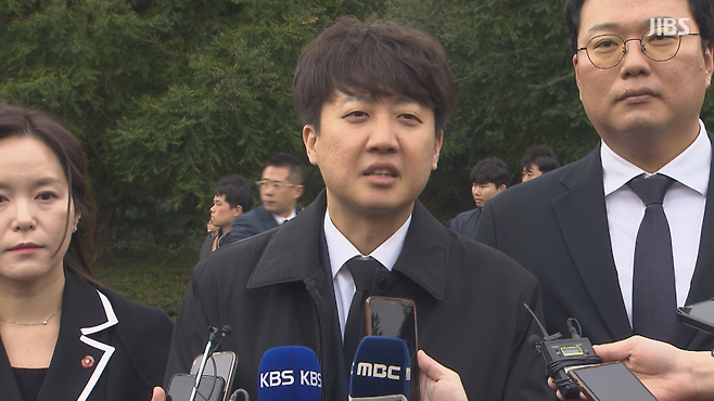 이준석 개혁신당 의원이 지난 4월 3일 제77주년 제주4·3희생자 추념식에 참석해 기자들의 질문에 답하는 모습