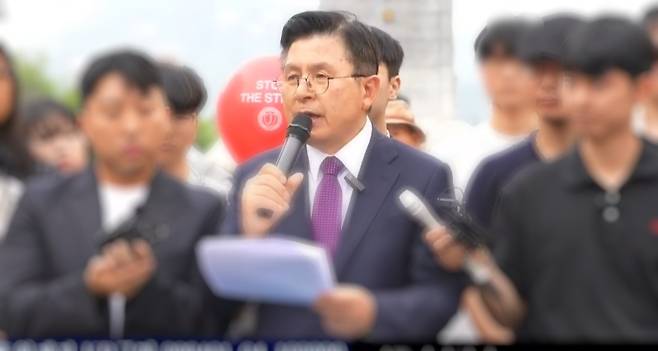 황교안(가운데) 무소속 대통령 후보가 1일 서울 종로구 광화문광장에서 후보 사퇴 및 김문수 국민의힘 후보 지지 등에 대한 긴급 기자회견을 하고 있다. (‘황교안TV’ 캡처)