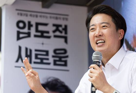 이준석 개혁신당 대통령 후보가 29일 오후 경기도 성남시 분당구 판교유스페이스 야외광장에서 시민들에게 지지를 호소하고 있다. 뉴스1