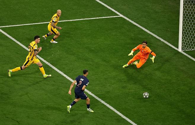 PSG 하키미(오른쪽)가 유럽 챔피언스리그 결승전에서 선제골을 터트리고 있다. [EPA=연합뉴스]