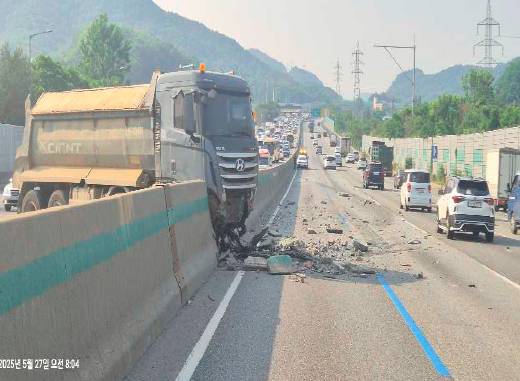 5월 27일 경부고속도로에서 발생한 화물차 타이어 파손사고 모습. 사진 한국도로공사