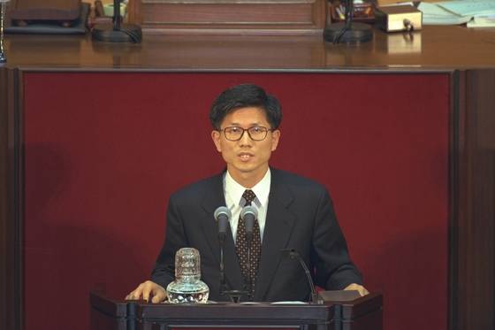 초선 의원 시절의 김문수 후보가 대정부 질문을 진행하고 있다. 중앙포토