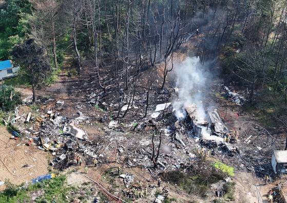 지난달 29일 오후 1시 50분께 경북 포항시 남구 동해면 신정리 한 야산에 해군 초계기가 추락한 가운데 군과 소방 당국 등 관계기관이 현장 수습을 하고 있다. 연합뉴스