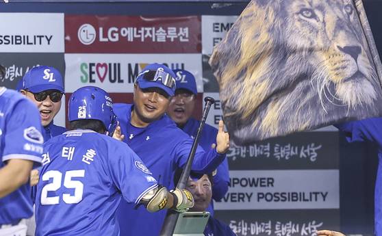 투런 홈런 직후 더그아웃에 돌아와 동료들과 코칭 스태프의 환영을 받는 김태훈(25번). 연합뉴스