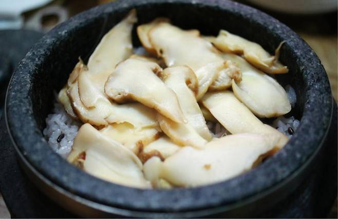 송이버섯을 얆게 썰어 올린 솥밥은 누룽지에서도 향이 날 듯하다.