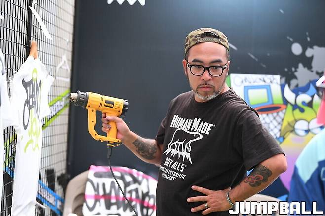 ▲커스터마이징에는 그래피티 작가로 유명한 세미TR 작가가 참여했다. 밥 먹을 시간도 없이 주문량이 폭주했지만 세미TR 작가는 기쁜 마음으로 한땀 한땀 정성을 들여 커스터마이징 작업에 힘을 쏟아부었다.&nbsp;