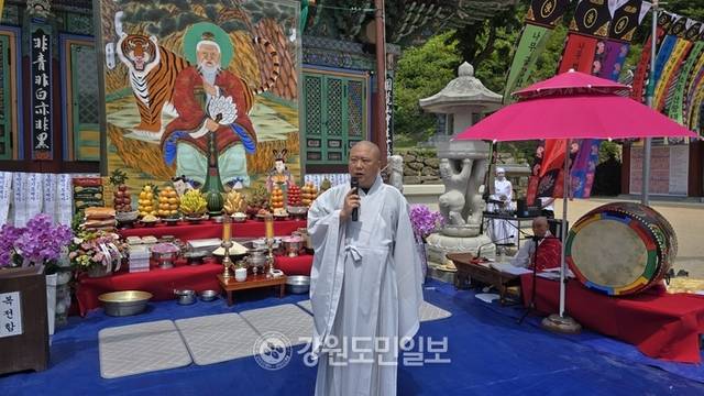 ▲ 최북단 미륵도량 금강산 화암사가 1일 봄을 맞아 관광객들과 함께 국태민안과 평화염원, 지역발전을 기원하는 금강산 산신대재를 봉행했다.