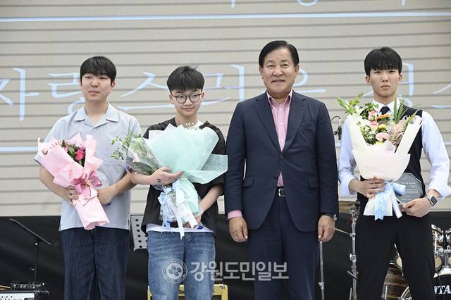 ▲ 제9회 평창군 청소년 한마음 축제가 지난 31일 평창읍 평창강 둔치에서 심재국 군수, 남진삼 군의장과 군의원, 김금숙 교육장과 지역의  각급 기관 단체장, 지역 청소년과 학부모 등 500여명이 참가한 가운데 열렸다. 제2회 평창군 자랑스러운 청소년상 수상자들이 심재국 군수와 기념촬영하고 있다. 신현태