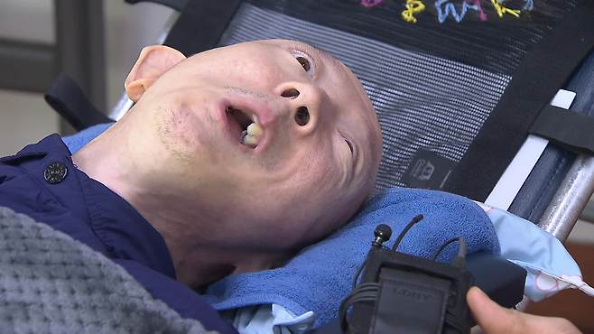 취재진과 대화하는 김율만 씨