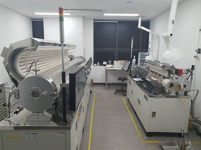 OLED용 승화정제장비. 안산=윤현주 기자