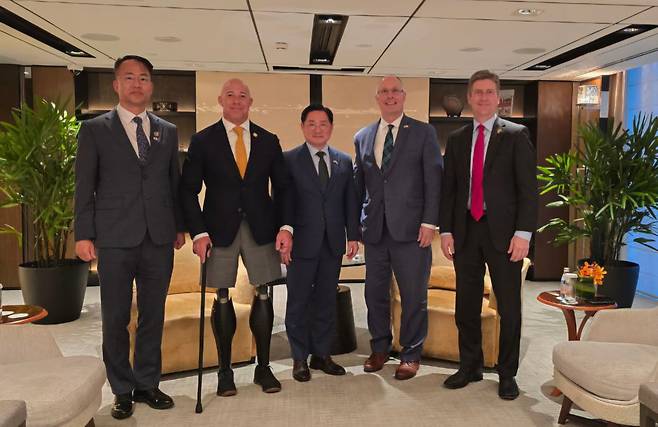 조창래 국방부 국방정책실장이 지난 31일(현지시간) 제22차 아시아안보회의(샹그릴라 대화)가 열리는 싱가로프에서 미국 하원 대표단과 기념 촬영하고 있다. 사진=연합뉴스