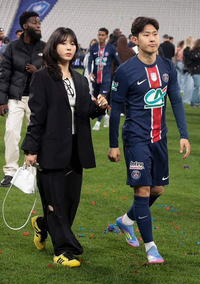 이강인과 박상효씨가 24일 파리 생제르맹의 프랑스컵 우승 세리머니에 함께한 모습. 사진=게티이미지코리아