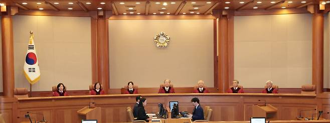 김형두 헌법재판소장 권한대행과 재판관들이 지난달 29일 서울 종로구 헌법재판소 대심판정에서 ‘아청법 전과자 택시기사 자격 취소’ 헌법소원 심판 선고를 위해 입장한 뒤 착석해 있다. 연합뉴스
