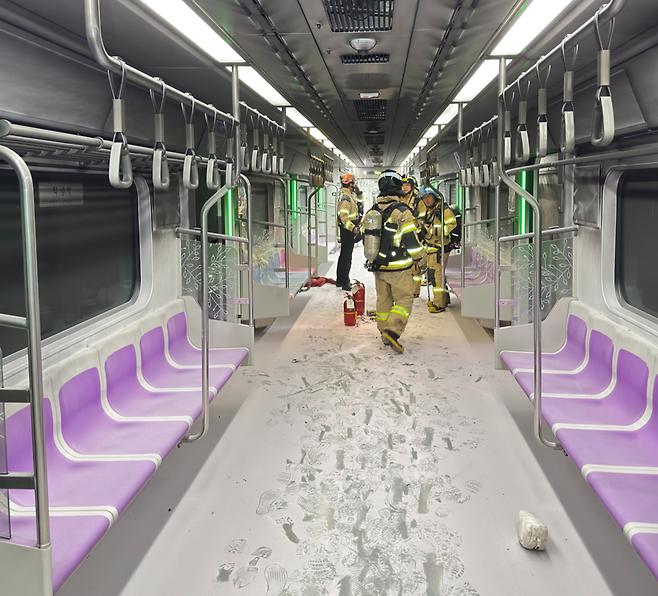 서울지하철 5호선 열차 안에서 지난 5월 31일 방화로 인해 승객들이 지하 터널을 통해 대피하는 사건이 발생했다. 사진은 서울지하철 5호선 객차 내부의 모습. 영등포소방서 제공